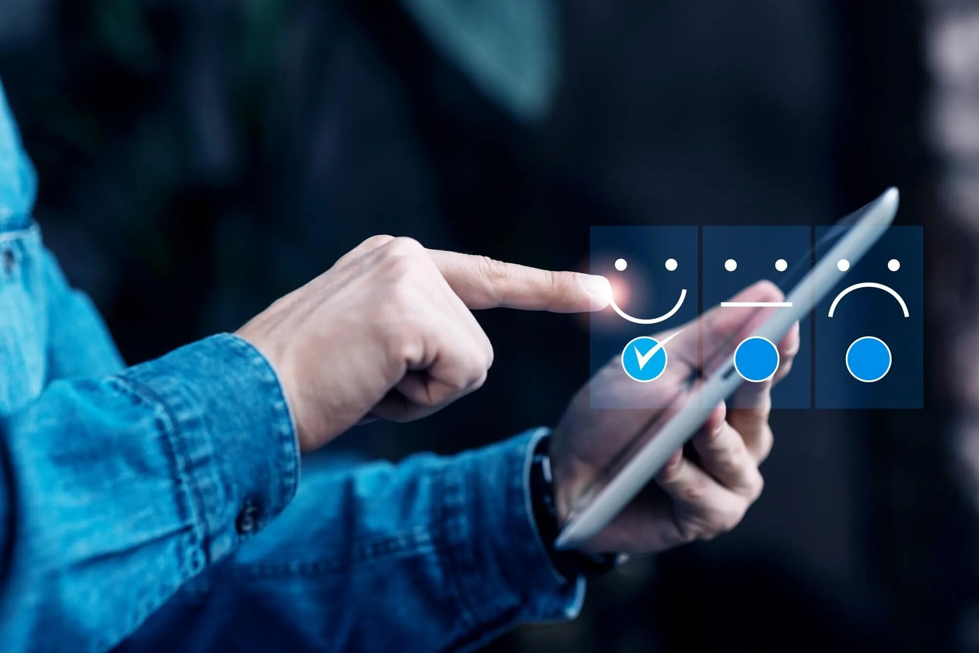 Sucesso do Cliente. Imagem com o fundo preto, com um homem de camisa azul, segurando um tablet e avaliando um serviço.