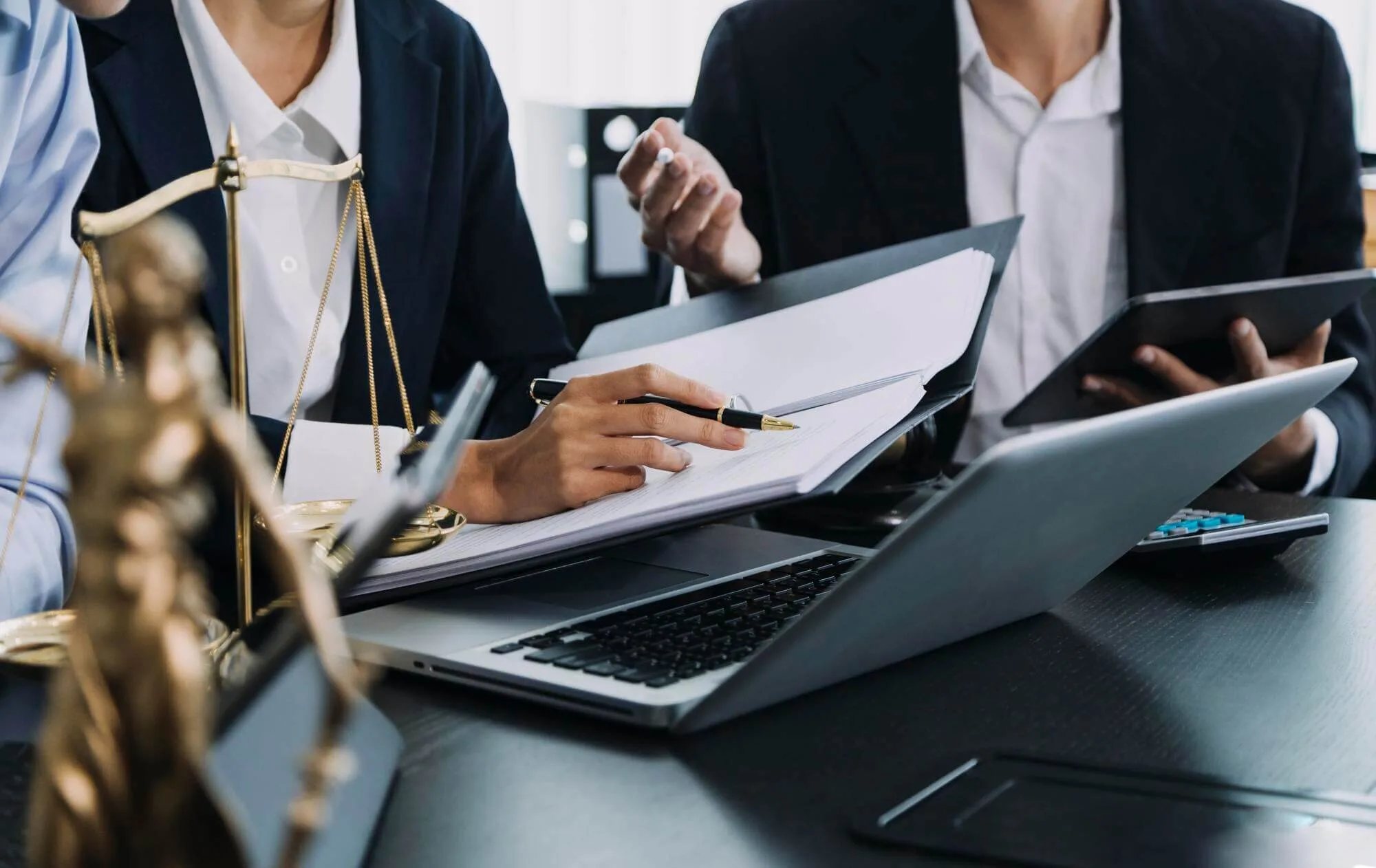 Precisão Jurídica: Como a Ius garante a assertividade das normas para o negócio