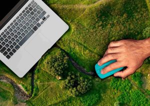 novo licenciamento ambiental - imagem de um notebook por cima de um campo verde, promovendo a ideia de natureza e tecnologia.