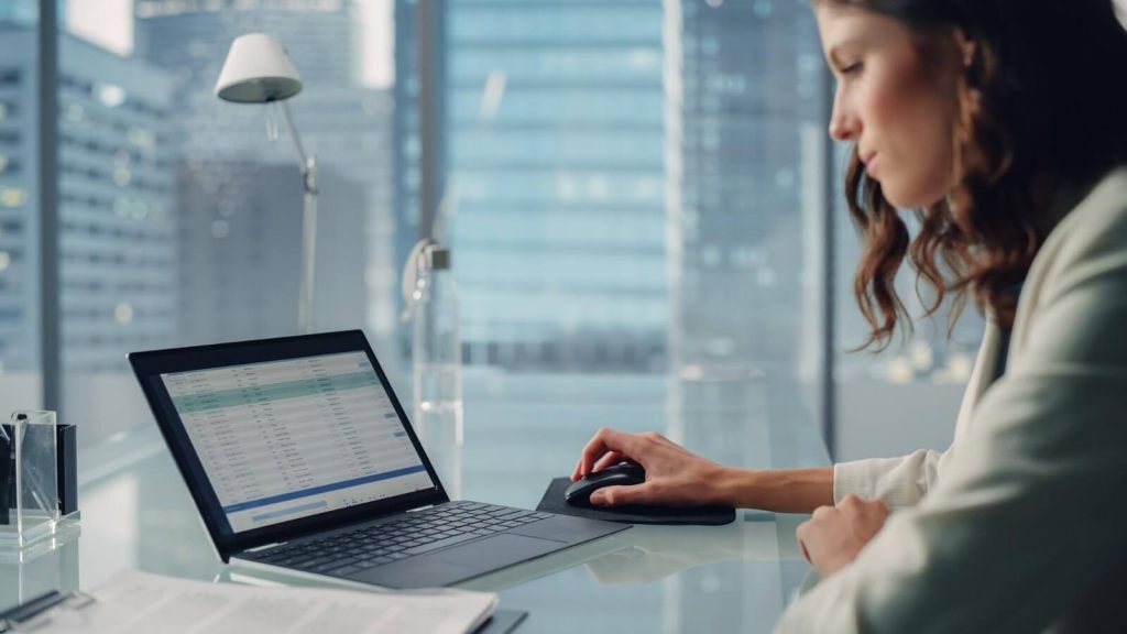 Entenda o por que você deve monitorar normas trabalhistas dentro de uma empresa