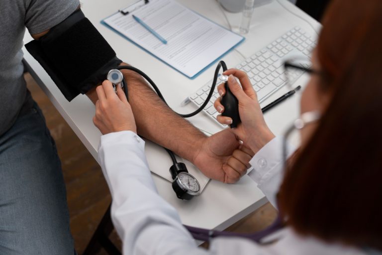 Médica medindo a pressão de um paciente