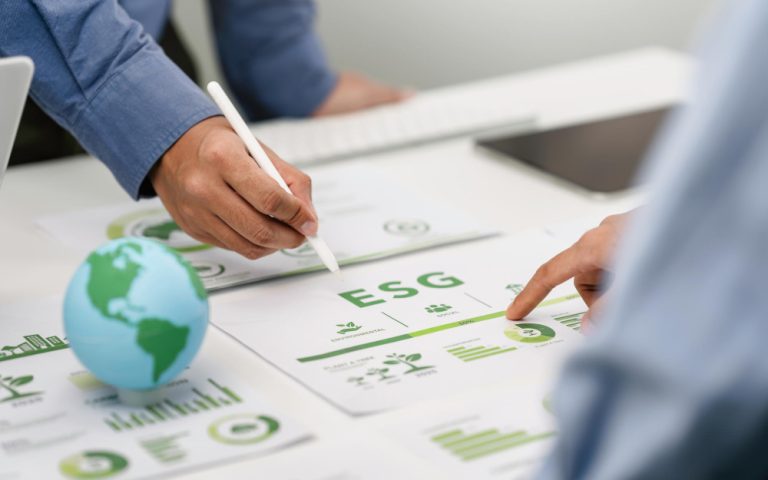 Pessoas no ambiente corporativo trabalhando e falando de ESG