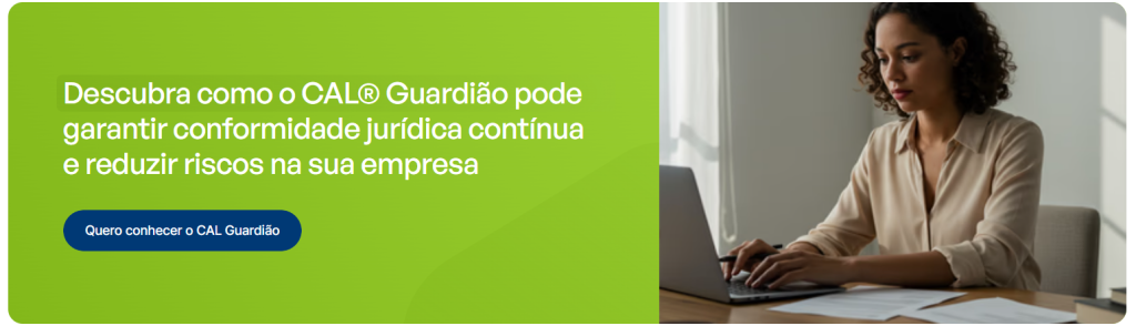 Uma imagem horizontal dividida em duas partes traz, do lado esquerdo, um bloco de cor verde-alface vibrante com o texto em letras brancas "Descubra como o CAL® Guardião pode garantir conformidade jurídica contínua e reduzir riscos na sua empresa". Logo abaixo desse texto, há um botão azul-escuro com cantos arredondados que diz "Quero conhecer o CAL Guardião". Do lado direito, uma fotografia mostra uma mulher jovem, de pele parda e cabelos cacheados na altura dos ombros, vestindo uma camisa social bege. Ela está sentada em um escritório iluminado por luz natural, trabalhando de forma focada em uma mesa de madeira com as mãos no teclado de um notebook prata e alguns papéis espalhados à sua frente.