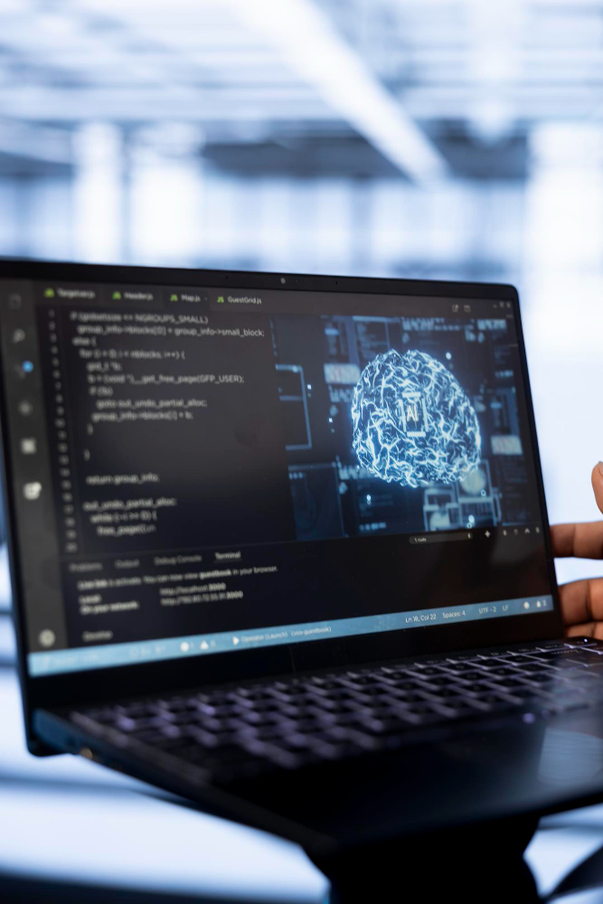 Cientista da computação usando laptop em centro de dados atualizando IA